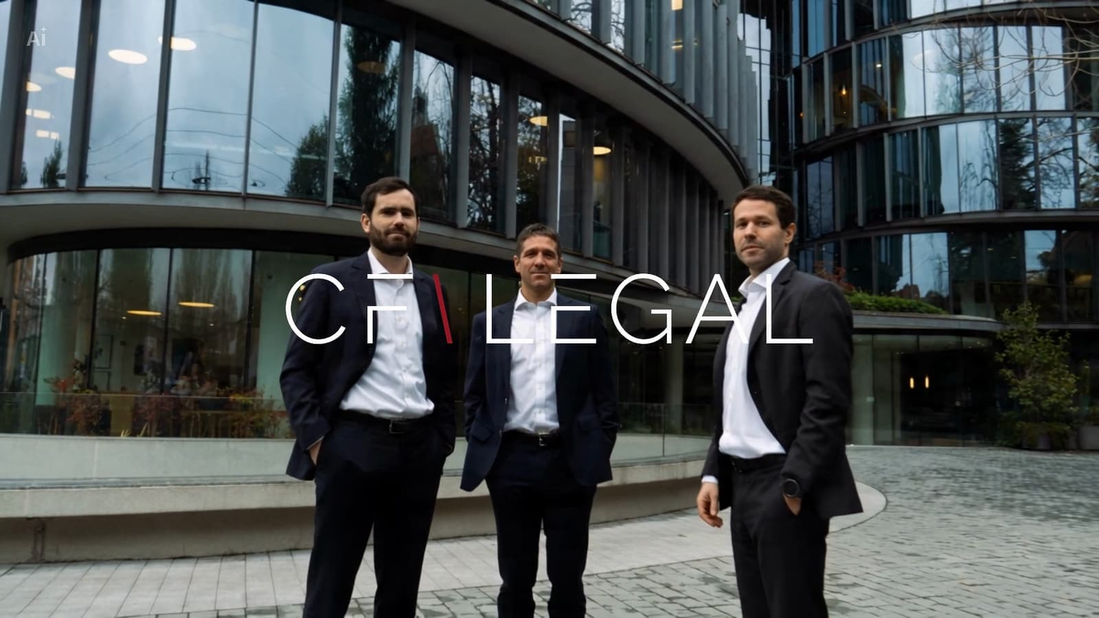Los tres socios de CF Legal frente a un edificio de oficinas, con la marca sobreimpresa